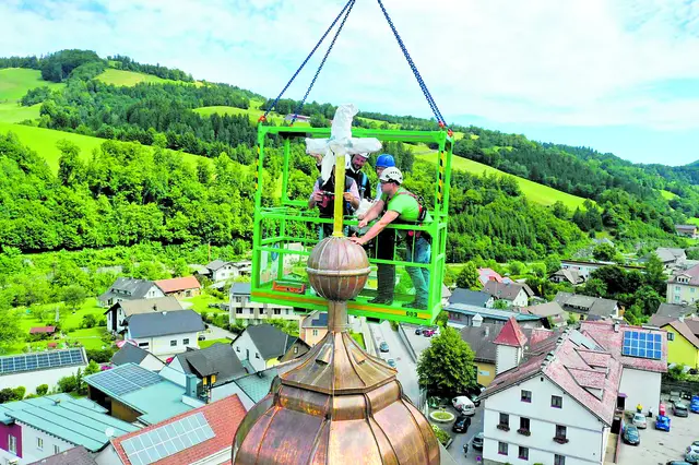 Generalvikar Christoph Weiss und P. Altmann Wand in luftiger Höh' beim Montieren des Kreuzes. | Foto: zVg