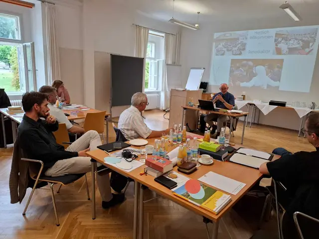 Der Dogmatiker Roman Siebenrock (r.) begleitete die diesjährige theologische Fortbildung für hauptamtliche MitarbeiterInnen der Diözese Graz-Seckau im Bildungshaus St. Georgen am Längsee zum Thema „Synodalität“. | Foto: privat