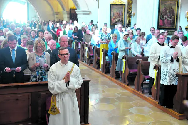 P. Elias - direkt hinter ihm seine Familie und die Feiergemeinde. | Foto: Wolfgang Zarl