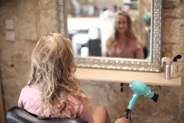 Ein Besuch in Rom schenkt tolle Eindrücke und vielleicht manche Erinnerungen. Selbst ein Friseur-Besuch macht Lust zum Träumen.  | Foto: Istock.com