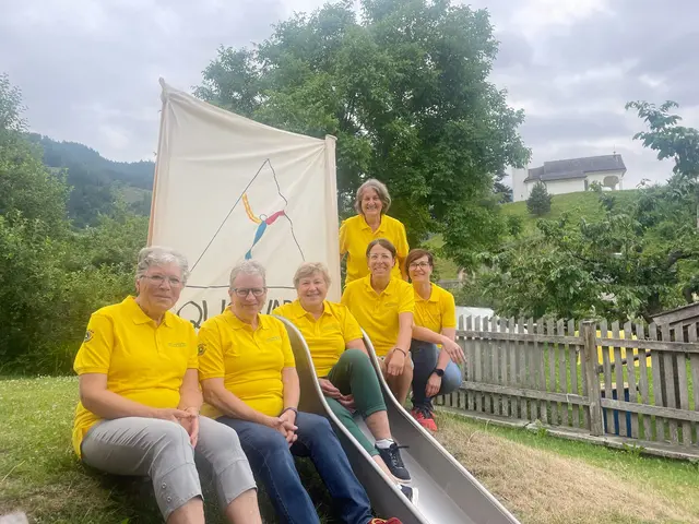Stärkung erfuhren die 130 Teilnehmer:innen unter anderem durch die Mitglieder des Obst- und Gartenbauvereins Mieders.  | Foto: OG Mieders