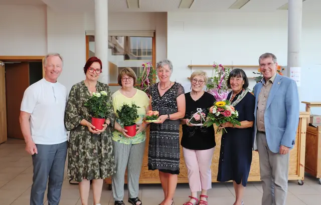 Bei einer feierlichen LIMA-Stunde wurden Michaela Urdl (3. v. r.) und Maria Juliane Schober (2. v. r.) von (v. l.) Pfarrer Edi Muhrer, Martina Platter und Erika Sammer-Ernszt vom Katholischen Bildungswerk und Bürgermeister Erich Gosch (r.) herzlich bedankt. Helene Zand (Mitte) wird die Gruppen weiterführen. | Foto: Ertl