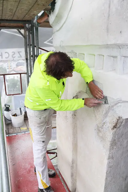 Restaurator Manfred Mitterer aus Prutz bei der Arbeit am Kirchturm.    | Foto: Zangerl