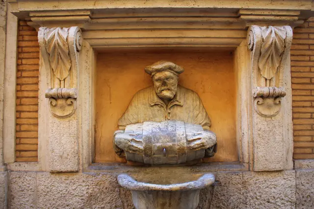 Der „Facchino“ (Fontana del Facchino, Via Lata, 1580) gehört zur Gruppe der sechs „statue parlanti“, der sprechenden Statuen oder Figuren. Facchino, ein Symbol für die „Wasserträger“ Gottes? | Foto: stock.adobe.com