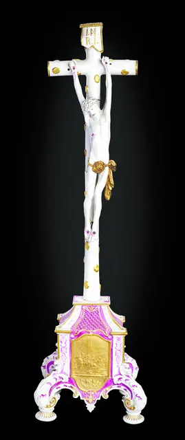 Porzellankreuz aus der Manufaktur Paquier, hergestellt in Wien um 1730. Das Kreuz ist in der aktuellen Ausstellung „Im Feuer geboren“ im Museum am Dom zu sehen. Das Porzellankreuz ist eine Leihgabe des Dominikanerklosters Wien.
 | Foto: Museum am Dom