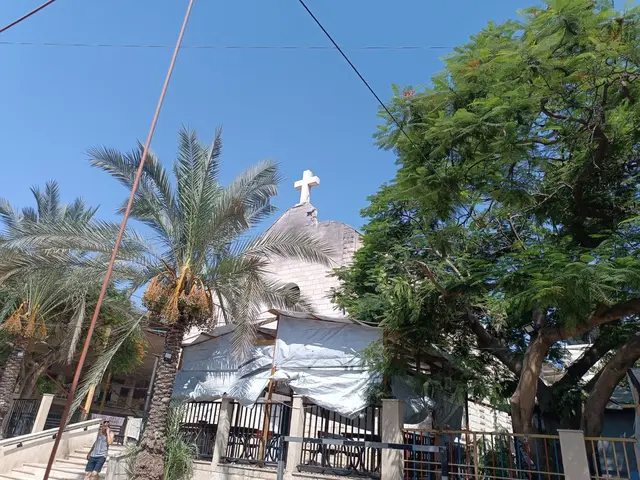 „Schweigen ist keine Option mehr.“ Bischof Hermann Glettler äußert sich tief erschüttert zum Beschuss der Kirche „Heilige Familie“ (im Bild mit dem beschädigten Giebel) in Gaza: „Es war einer der traurigen Höhepunkte der systematischen Demütigung des palästinensischen Volkes und seiner multireligiösen Kultur.“  | Foto: LPG