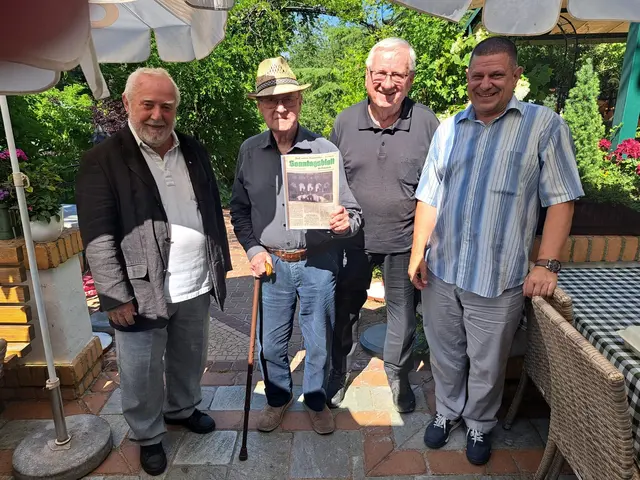 Gratulanten zum 65-jährigen Priesterjubiläum von Militärgeneralvikar i. R. Anton Schneidhofer (2. v. l.): Vizeleutnant i. R. Richard Payer, Militärdekan i. R. Franz Auer und Vizeleutnant Heinz Vieider (v. l.). | Foto: Gödl