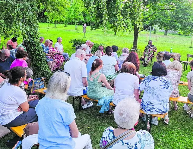 Oberpullendorf. Im Pfarrgarten von Oberpullendorf fand ein „Gartengespräch“ mit Priester Fabian Mmagu statt.
