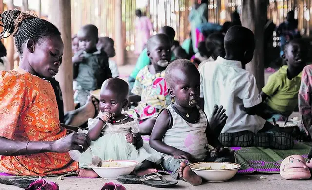 Unterernährte Kinder im Südsudan erhalten im Baby feeding center einen nährstoffreichen Brei. 
 | Foto: Caritas Elli Sellmeier