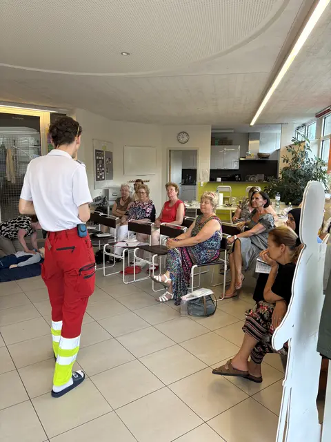 Weil sie den akuten Kinderbetreuungsengpass vieler Familien in Graz wahrnahm, hat Dagmar Nöst das Projekt HERZ ins Leben gerufen: Kinderbetreuung unterstützt durch Ehrenamtliche, die bereits Schulungen, wie einen Kinder-Erste-Hilfe-Kurs (Bild), absolviert haben. | Foto: Nöst