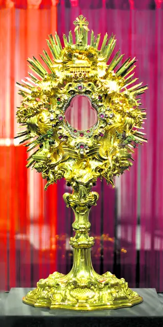 Die Messerer Monstranz
von Sixtus Schmutermeir, um 1469-1472,
aus der Pfarrkirche Waidhofen/Ybbs.
Monstranz (um 1747) aus der Pfarrkirche
Annaberg.  | Foto: Museum am Dom