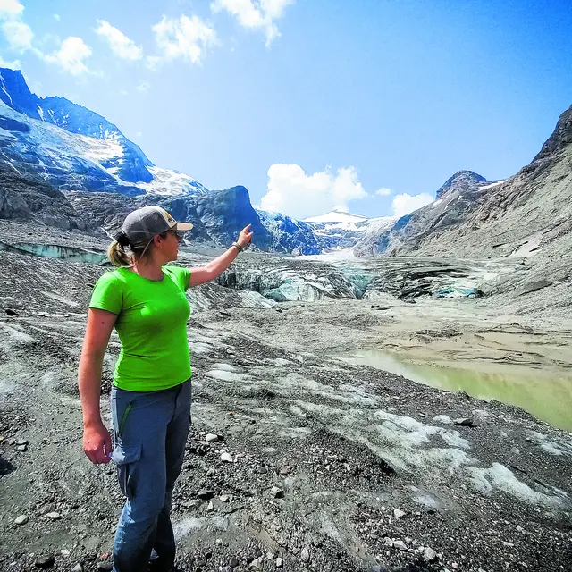 Rangerin Lilli Rieger zeigt den Gletscherschwund am Gletscher „Pasterze“ 2024 am Großglockner.
 | Foto: Wolfgang Duschl/KNA
