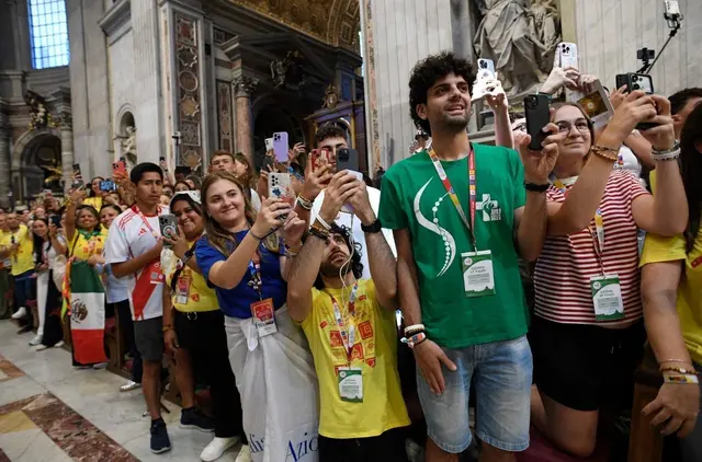 1400 „Influencer“ (Meinungsbildner im digitalen Raum) trafen sich im Vatikan. Ihre Verantwortung für die „Follower“ (jene, die deren Veröffentlichungen in sozialen Medien verfolgen) war ein Thema des Treffens im Heiligen Jahr. Papst Leo XIV. ermutigte bei einer Messe im Petersdom die Internet-affinen Gläubigen, dort die christliche Botschaft von Frieden und Hoffnung zu verbreiten.  | Foto: Vatican Media