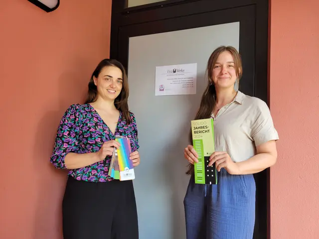 Das Team von „Solido – Wohnschirm Housing First“ unterstützt nun auch in Bruck und Kapfenberg Menschen auf dem Weg aus der Obdachlosigkeit. Im Bild: Sozialarbeiterin Nina Trippl (li.) und Projektleiterin Mirjam Bauer. | Foto: VinziWerke