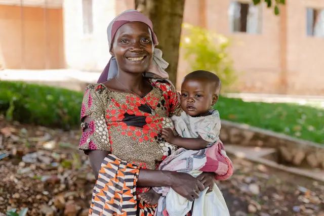 Für viele Mütter wie Goda oder Emmanuelina ist das Ernährungszentrum überlebenswichtig: 
Hier erhalten die Kinder die Nahrung, die sie brauchen, um gesund aufwachsen zu können (großes Bild). Emmanuelina, im Bild oben mit ihrer Tochter, ist erleichtert – ihr und ihren Kindern geht es endlich wieder gut! | Foto: fairpicture