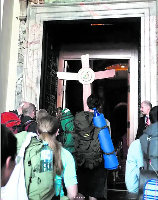 Die Pilgergruppe aus St. Pölten durchschreitet die Heilige Pforte im Petersdom. | Foto: zVg