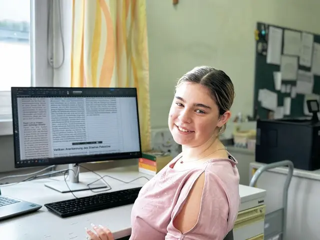 Agnes Dorrer an ihrem Arbeitsplatz während ihres einmonatigen Praktikums bei „Kirche bunt“.
 | Foto: S. Planitzer
