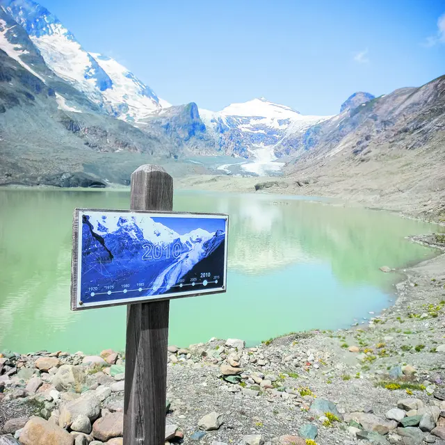 Eine Hinweistafel am Pasterzensee zeigt die Entwicklung des Gletscherschwunds und markiert die Entstehung des Gletschersees im Jahr 2010. 
 | Foto: Wolfgang Duschl/KNA