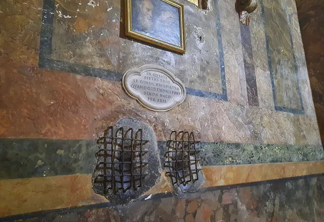  Gemäß der begleitenden Inschrift stammen die sichtbaren Wölbungen in Steinblöcken in der Basilika Santa Francesca Romana, gelegen direkt am Kolosseum, von den Knien des heiligen Petrus, der an dieser Stelle gebetet haben soll.  | Foto: Zátonyi