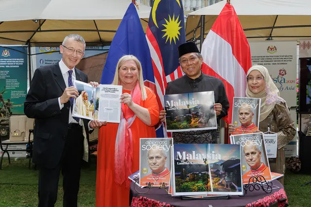 Papst-Magazin im Garten der Residenz des Botschafters von Malaysia in Wien präsentiert.