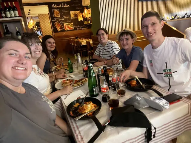 Das viele Zufußgehen durch Roms Gassen macht hungrig. Gestärkt haben sich die SteirerInnen typisch italienisch mit Pizza und Pasta! | Foto: KiJu