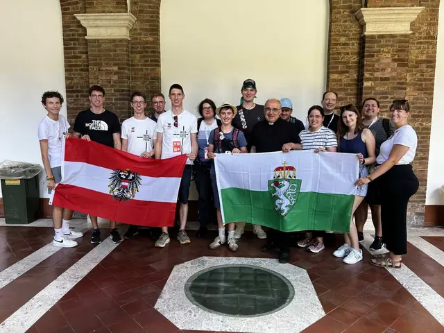 Rom in Gemeinschaft erlebten steirische Jugendliche und junge Erwachsene gemeinsam mit Bischof Wilhelm Krautwaschl (großes Bild ganz links) beim „Jubiläum der Jugend“ anlässlich des Heiligen Jahres. | Foto: KiJu