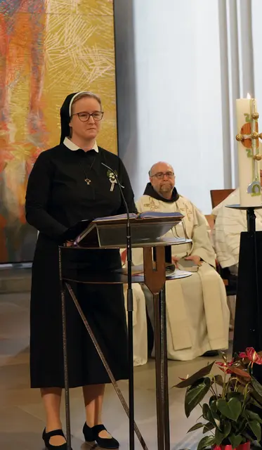 Sr. Sabine Grangl legte ihre Ewige Profess in der Mutterhauskirche ihrer Ordensgemeinschaft in Graz-Eggenberg ab. Eine bewegende Predigt hielt Pater Paul Zahner OFM (im Hintergrund sitzend).  Franziskanerinnen v. d. U. E. | Foto: Mussnig