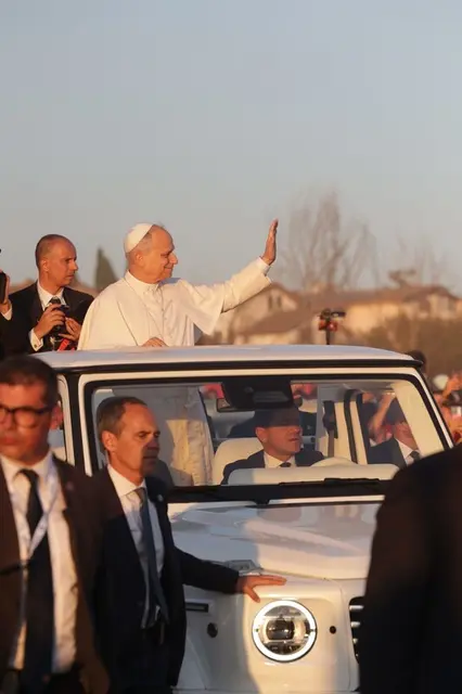 Papst Franziskus auf dem Weg durch die Menschenmenge zur heiligen Messe. | Foto: Diözese St. Pölten