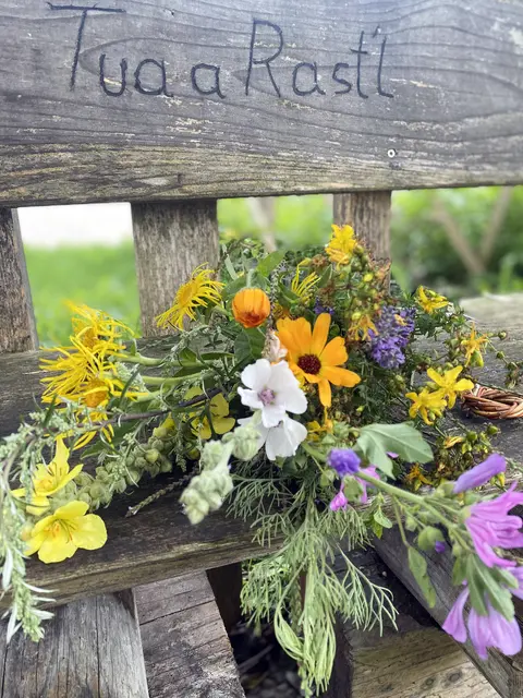 Ein fertiger Kräuterbuschen lädt zum Staunen und Danken ein.  | Foto: Kaltenhauser