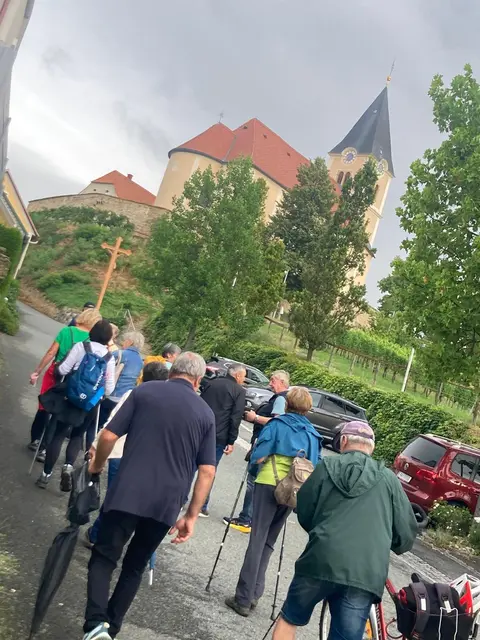 TIESCHEN. Trotz wechselhafter Witterung machten sich am Mutter-Anna-Tag (26. Juli) elf wetterfeste FußwallfahrerInnen – inklusive eines Siebenjährigen – von Tieschen auf den sieben Kilometer langen Weg nach St. Anna am Aigen.  | Foto: Stoff/Moder