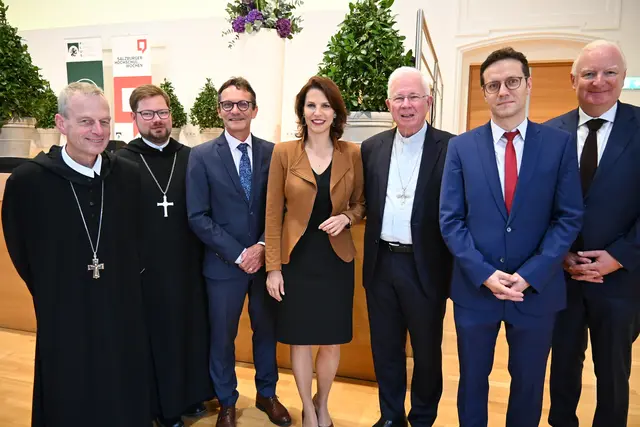 Rektor Bernhard Fügenschuh, die Salzburger Landeshauptfrau Karoline Edtstadler, Erzbischof Franz Lackner und Obmann Martin Dürnberger (v. l.) eröffneten die Salzburger Hochschulwochen. Festredner ist heuer der deutsche CDU-Politiker Armin Laschet, der ein neues Miteinander fordert, „um Debatten wieder richtig zu führen“. Der Rückzug ins Private sei in dieser Zeit keine Alternative. | Foto: Klingen