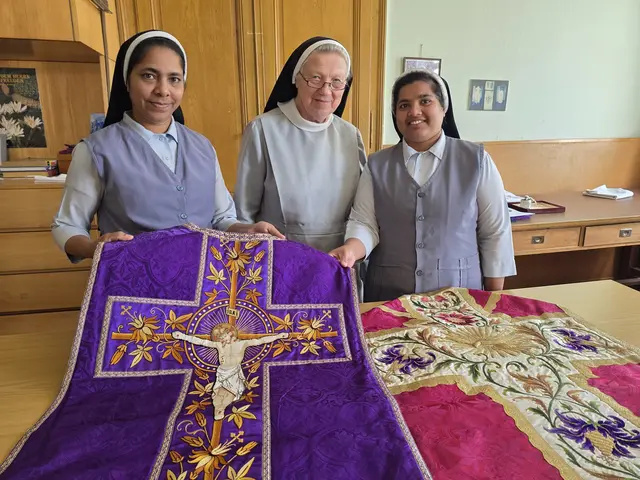 Sr. Bernadette Hofer und die beiden aus Indien stammenden Ordensfrauen Sr. Prameela Rodrigues und Sr. Vanitha Mauris zeigen „Kirche bunt“ eines ihrer letzten Auftragswerke: die gekonnte Restaurierung zweier alter Messgewänder aus der St. Pöltner Prandtauer-Kirche. Man erkennt keinen Unterschied zwischen dem alten Bestand und den neuen Ausbesserungen.  | Foto: Wolfgang Zarl