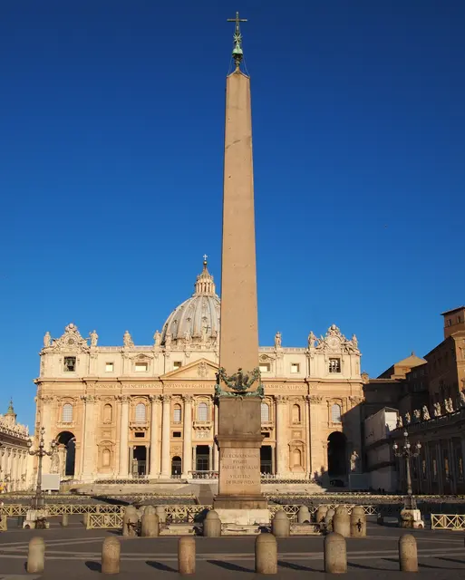 Der große Obelisk wurde 1586 dorthin gebracht und bildet heute das Zentrum des Petersplatzes. Der Platz ist um die große Steinnadel herumgebaut – nicht umgekehrt.
 | Foto: Danbu14, CC BY-SA 3.0, commons.wikimedia.org