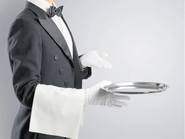 Der Dienst des Butlers kann uns ein Vorbild sein, wie ein guter Dienst an Gott und den Menschen gelingen kann. Und doch hat der Dienst an Gott und in der Kirche eine andere Bedeutung, so Kaplan Luca Fian.  | Foto: ra2 studio- adobe.stock.com