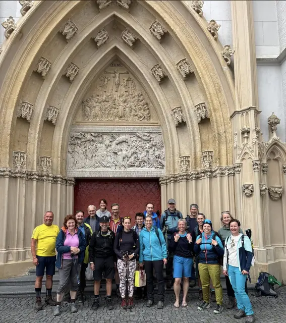 GRAZ-LKH. Zur 19. Fußwallfahrt nach Mariazell für das Personal des Klinikums lud die Pfarre Graz-LKH ein. Knapp 20 Personen aus Seelsorge, Pflege und dem ärztlichen Bereich nahmen sich das Motto des Heiligen Jahres zum Anlass und wurden „PilgerInnen der Hoffnung“.  | Foto: Schnur