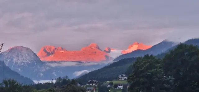 Der Dachstein im Morgenrot bescherte allen TeilnehmerInnen des Morgenlobes in Altaussee einen wunderschönen Start in den Tag.  | Foto: Andrea Strimitzer