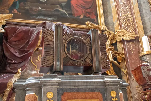 In einem Reliquienschaugefäß auf dem Hochaltar im Dom zu 
St. Pölten sind die Kopfreliquien des heiligen Hippolyt aufbewahrt. | Foto: Diözese St. Pölten
