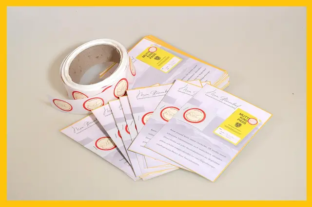 Ein Sticker für den Mutter-Kind-Pass will unaufdringlich Sichtbarkeit für Sternenkind-Mamas schaffen.   | Foto: Mein Sternenkind