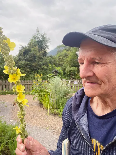 Der kräuter- und baumkundige Richard Rieser aus Fügen führt durch den Mariengarten in Schlitters.  | Foto: Kaltenhauser