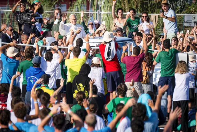 Papst Leo XIV. fährt durch die Menschenmenge in Tor Vergata.  | Foto: Cristian Gennari/Romano Siciliani/KNA 