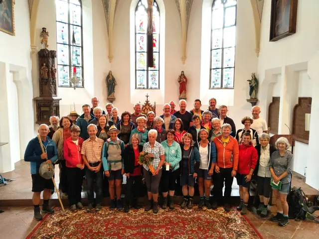 MURAU. Wertvolle Gespräche prägten den weiten Weg jener 42 PilgerInnen, die sich von Murau aus über Glattjoch, Lämmertörl und Tauplitzalm zur Kirche St. Ägid in Altaussee aufmachten. Dort feierte Pfarrer Thomas Mörtl gemeinsam mit den Fuß- und nachgereisten Buswallfahrern die Messe.  | Foto: Marktler