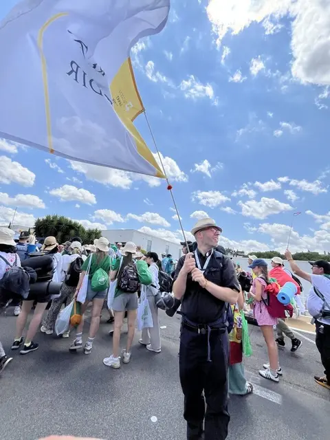 Generalvikar Christoph Weiss mit der diözesanen Fahne. | Foto: Diözese St. Pölten