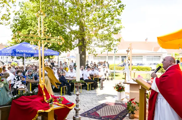 Jennersdorf. Stadtpfarrer Franz Brei segnete das neu vergoldete, etwa 2 Meter hohe Kirchturmkreuz in einem Festgottesdienst am Mutter-Teresa-Platz, begleitet von vielen Gläubigen, Gästen und der Stadtkapelle Jennersdorf.
