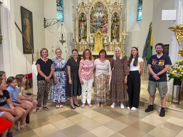 Neckenmarkt. Beim Schulschlussgottesdienst wurde Religionslehrerin Christine Loibl (4. v. r.) nach 31 Jahren an der VS in den Ruhestand verabschiedet.