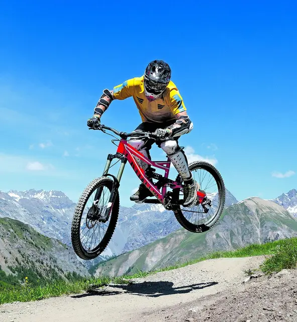 Schutzausrüstung ist beim Mountainbiken wichtig. 
 | Foto: Silvano Reba i/Adobe Stock