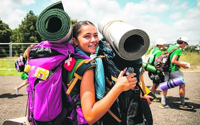 Jugendliche Pilger bei ihrer Ankunft am 2. August auf dem Gelände von Tor Vergata im Rahmen des Jugendjubiläums in Rom.

 | Foto: KNA