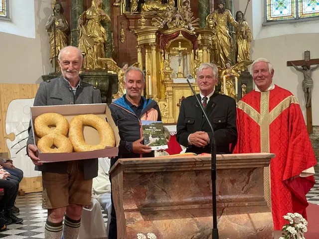 Zur 80. Wallfahrt von Anger nach Heilbrunn. Im Bild v. l.: Wallfahrtsleiter Hans Reithofer, Peter Unterberger vom Pfarrgemeinderat Anger und Peter Stanzer vom Pfarrgemeinderat Heilbrunn mit Pfarrer i. R. Johann Leitner. | Foto: privat