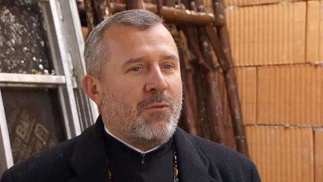 Pfarrer Viorel Ipati von der rumänisch-orthodoxen Kirche in Kärnten bittet um Spenden für die Opfer der Überflutungen in Rumänien.  | Foto: ORF Kärnten