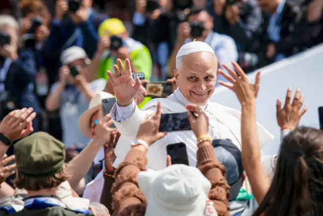 Das „Bad in der Menge“ scheint Papst Leo XIV. nach 100 Tagen im Amt (noch) nicht so eine Freude zu sein, wie es sein Vorgänger Papst Franziskus genossen hatte, beobachtet die Kathpress-Rom-Korrespondentin Severina Bartonitschek. | Foto: KNA