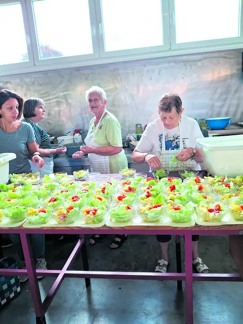 Fleißige Frauen richten Salate für das Pfarrfest in Langegg her. | Foto: Franz Sedlmayr